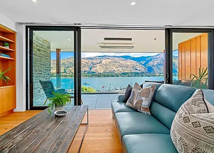 Luxurious Lakefront Penthouse Apartment